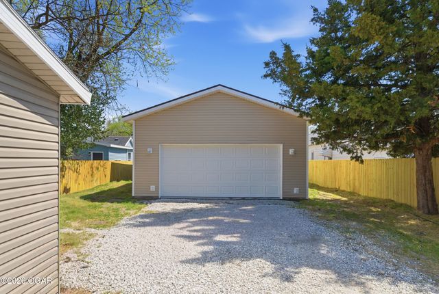 18 S Ball Street, Webb City, MO 64870