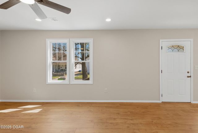 18 S Ball Street, Webb City, MO 64870