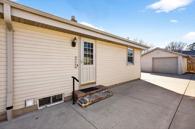 49 FAIRWAY COURT, Appleton, WI 54915