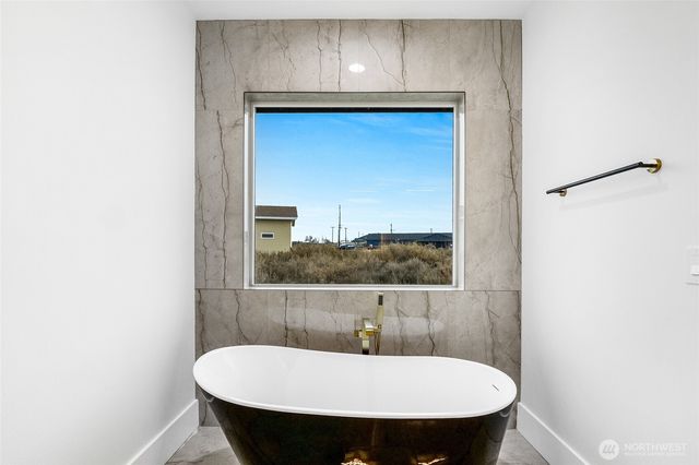 1515 W Lakeside Dr, Moses Lake, WA 98837