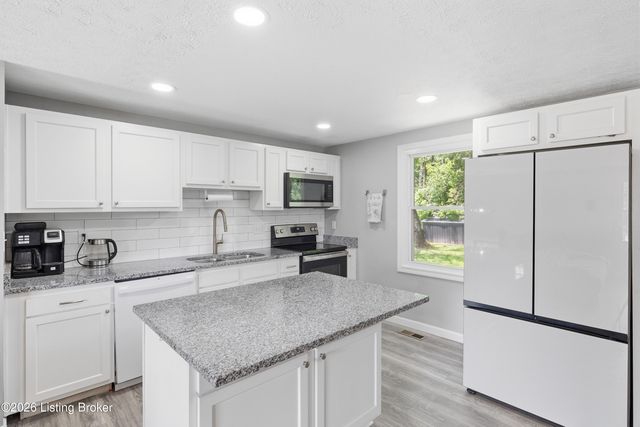 12007 Halifax Dr, Louisville, KY 40245