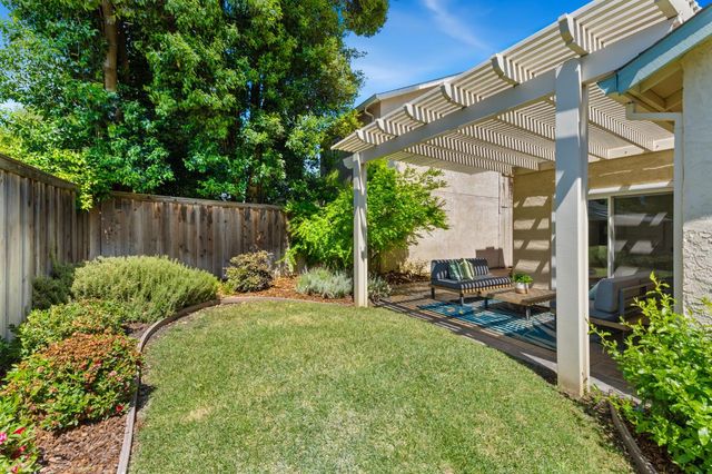 223 River Run Cir, Sacramento, CA 95833