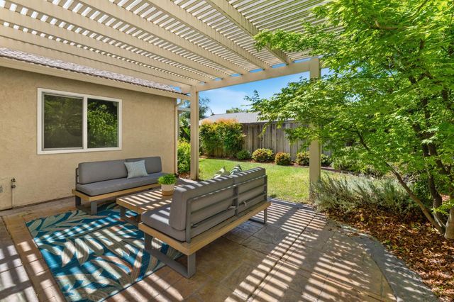 223 River Run Cir, Sacramento, CA 95833