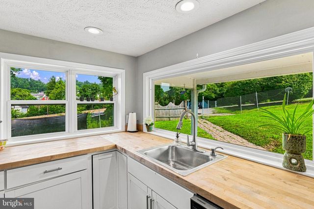 1405 ANDMORE ST, Morgantown, WV 26505