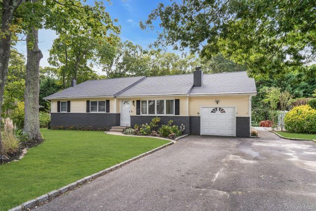 26 Williams Avenue, Holtsville, NY 11742