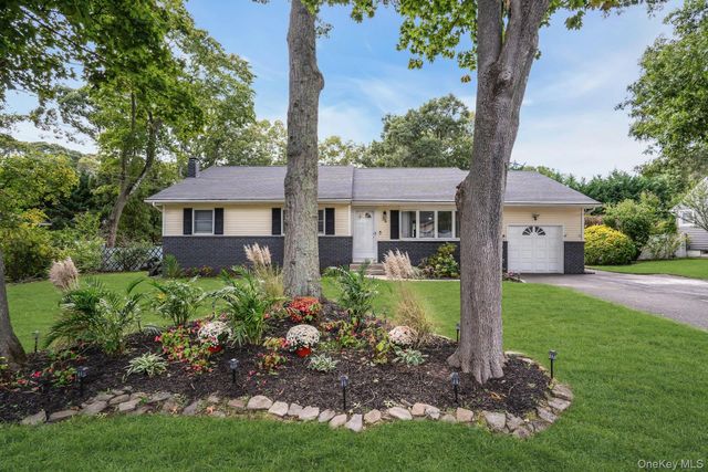 26 Williams Avenue, Holtsville, NY 11742