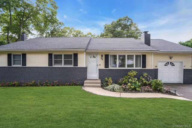 26 Williams Avenue, Holtsville, NY 11742