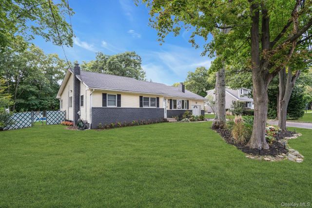 26 Williams Avenue, Holtsville, NY 11742