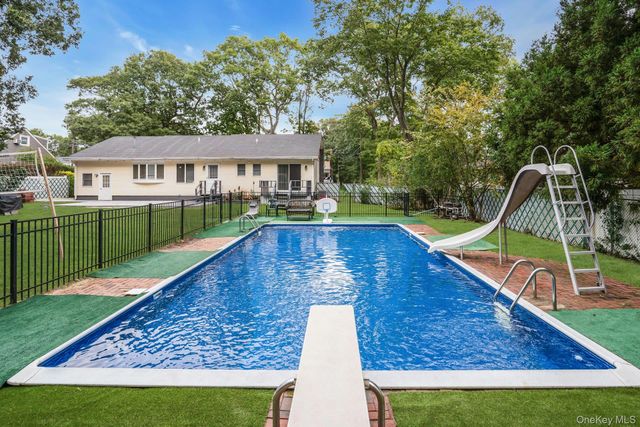 26 Williams Avenue, Holtsville, NY 11742