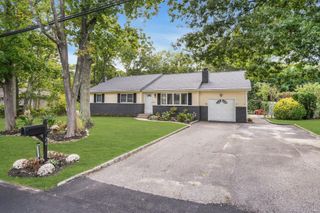 26 Williams Avenue, Holtsville, NY 11742