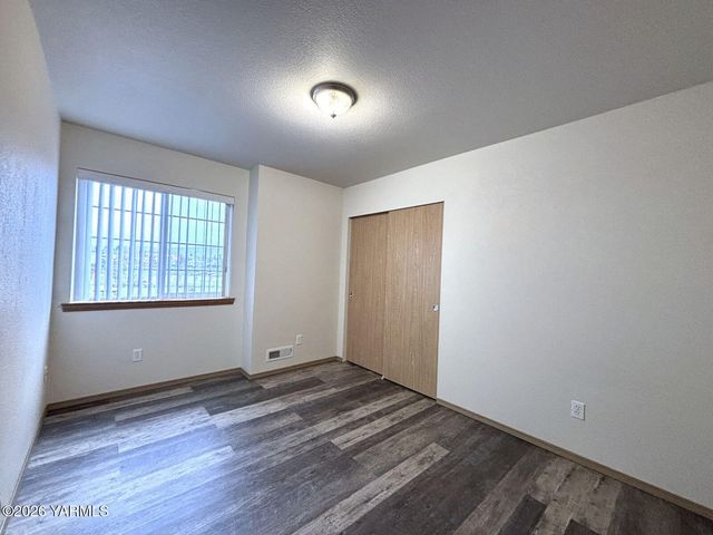 104 E Home Ave A, Selah, WA 98942