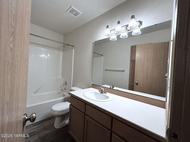 104 E Home Ave A, Selah, WA 98942