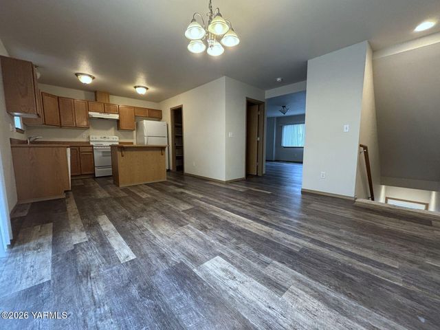 104 E Home Ave A, Selah, WA 98942