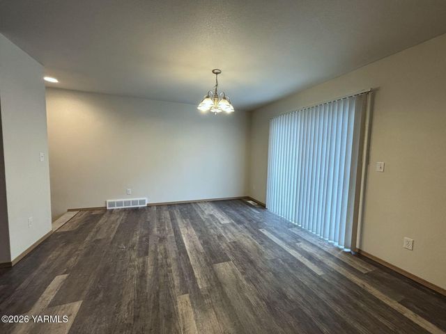 104 E Home Ave A, Selah, WA 98942