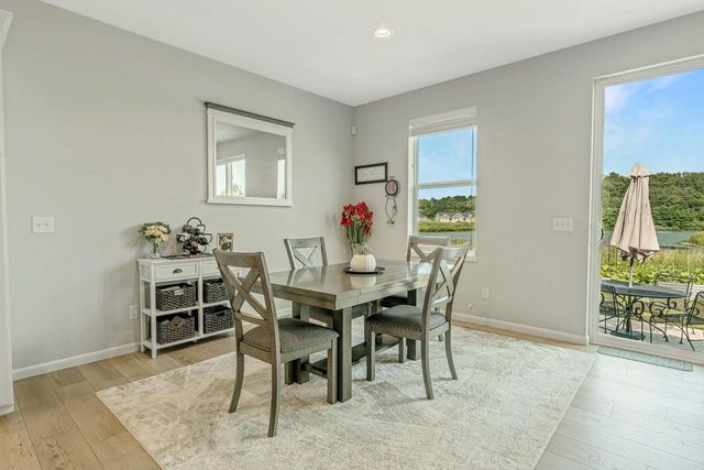 2006 AUTUMN LAKE Parkway, Madison, WI 53718