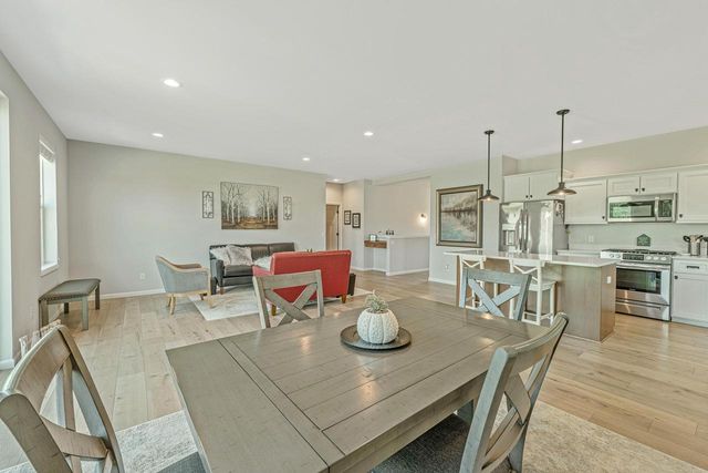 2006 AUTUMN LAKE Parkway, Madison, WI 53718