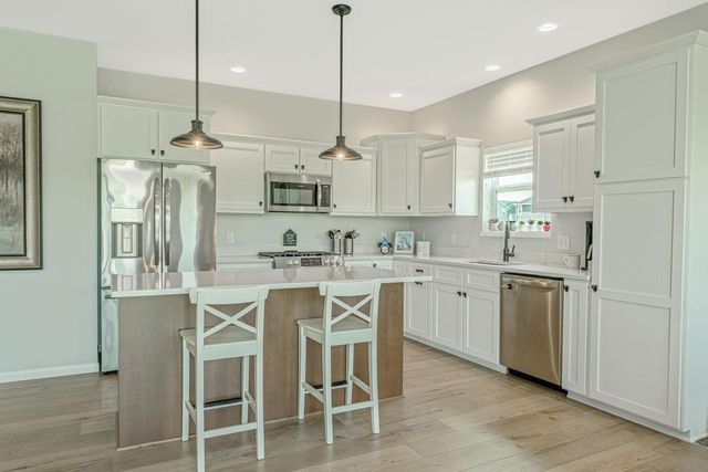 2006 AUTUMN LAKE Parkway, Madison, WI 53718