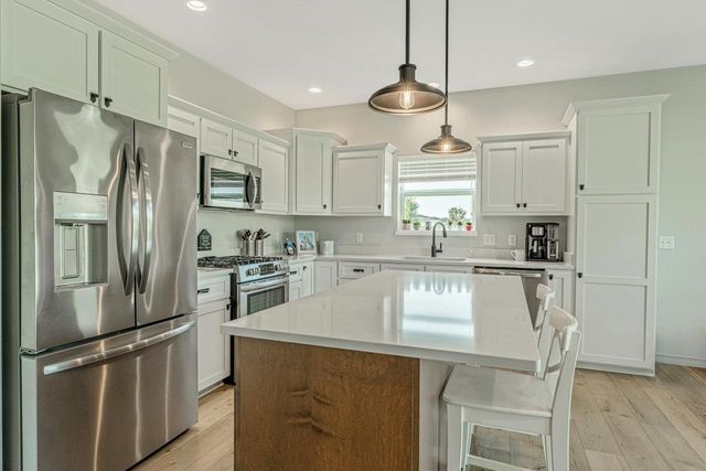 2006 AUTUMN LAKE Parkway, Madison, WI 53718