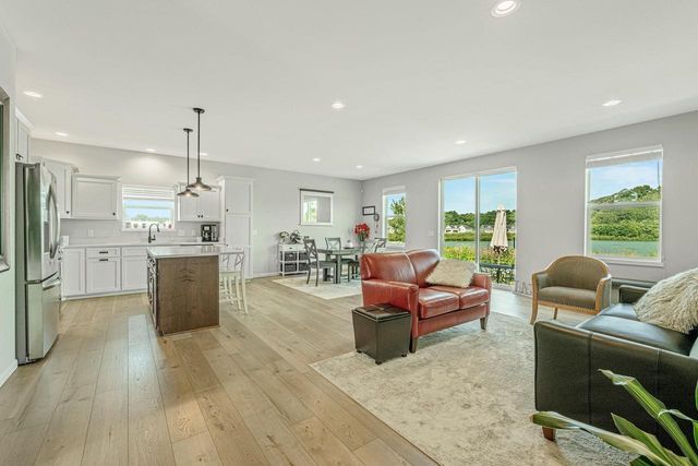 2006 AUTUMN LAKE Parkway, Madison, WI 53718