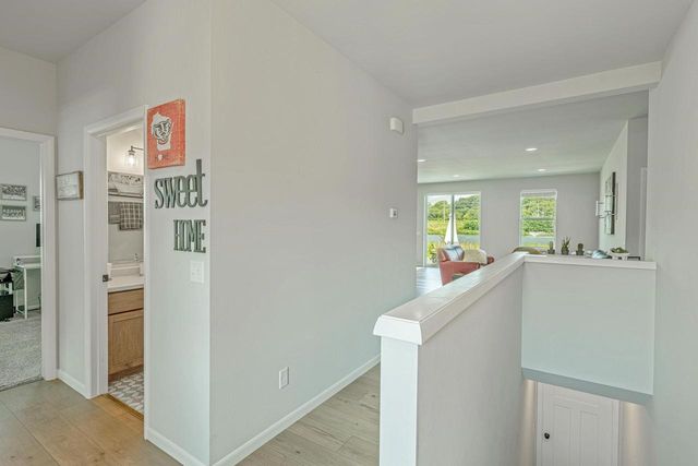 2006 AUTUMN LAKE Parkway, Madison, WI 53718