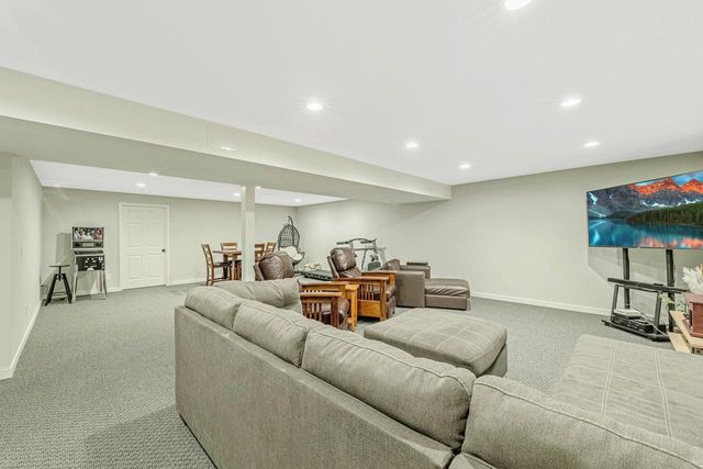 2006 AUTUMN LAKE Parkway, Madison, WI 53718