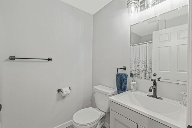 2006 AUTUMN LAKE Parkway, Madison, WI 53718