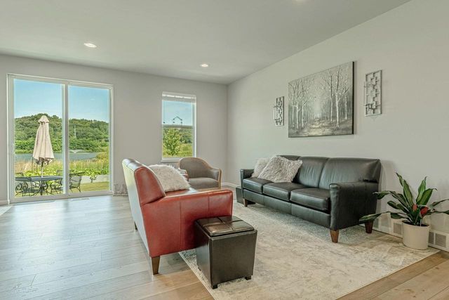 2006 AUTUMN LAKE Parkway, Madison, WI 53718