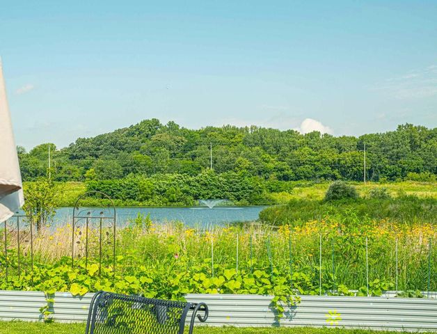 2006 AUTUMN LAKE Parkway, Madison, WI 53718