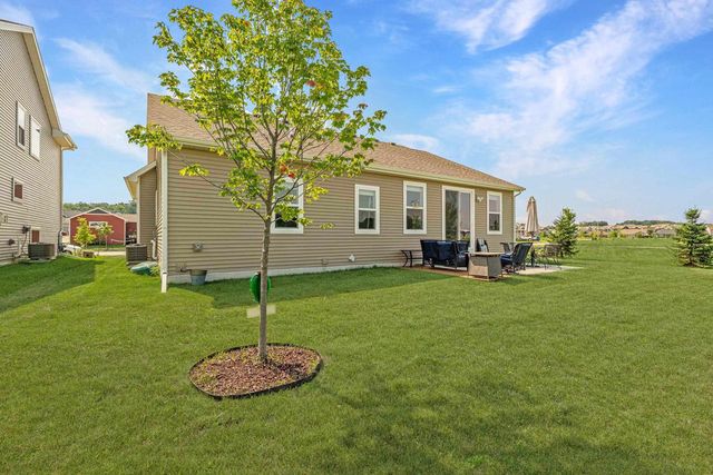 2006 AUTUMN LAKE Parkway, Madison, WI 53718