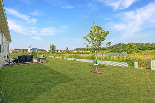 2006 AUTUMN LAKE Parkway, Madison, WI 53718