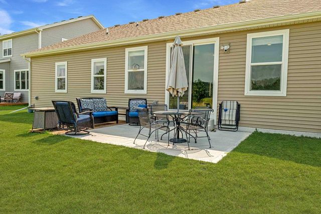 2006 AUTUMN LAKE Parkway, Madison, WI 53718