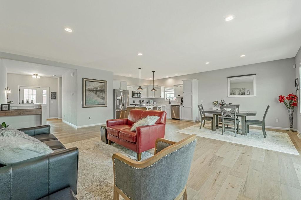 2006 AUTUMN LAKE Parkway, Madison, WI 53718