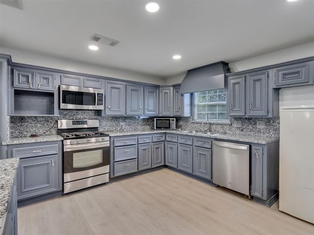 2000 Bob Smith Road, Baytown, TX 77521