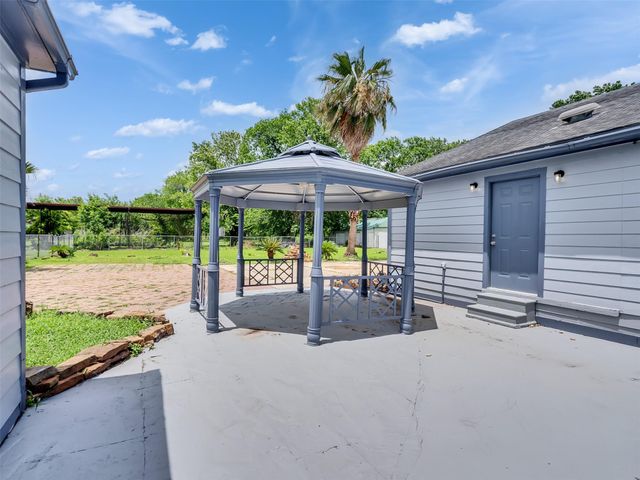 2000 Bob Smith Road, Baytown, TX 77521