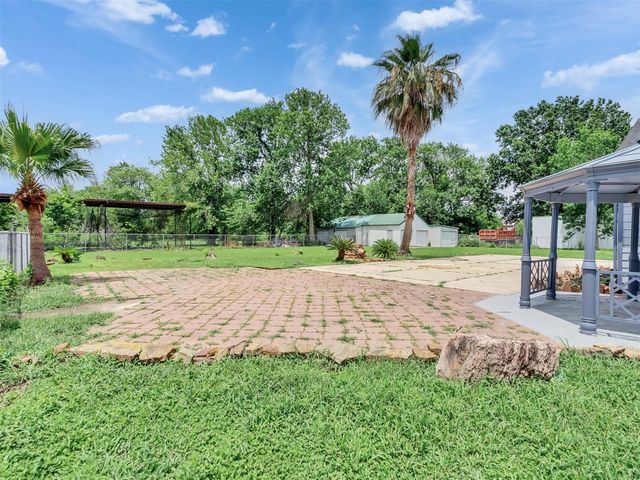 2000 Bob Smith Road, Baytown, TX 77521