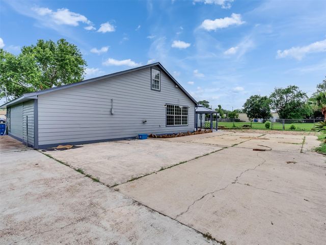 2000 Bob Smith Road, Baytown, TX 77521