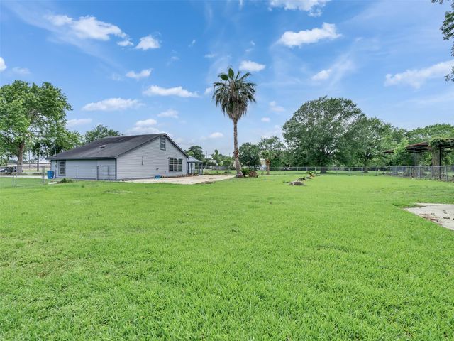 2000 Bob Smith Road, Baytown, TX 77521
