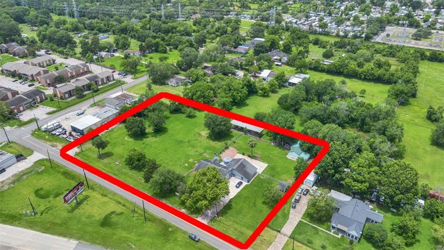 2000 Bob Smith Road, Baytown, TX 77521