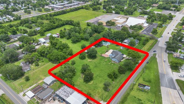 2000 Bob Smith Road, Baytown, TX 77521