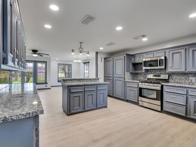 2000 Bob Smith Road, Baytown, TX 77521