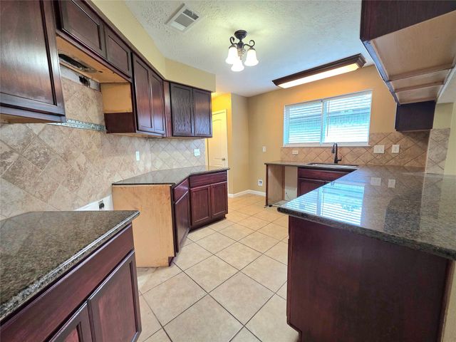 6510 Lynngate Drive, Spring, TX 77373