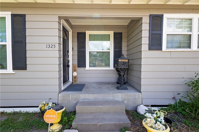 1325 Ray Dr, Corpus Christi, TX 78411