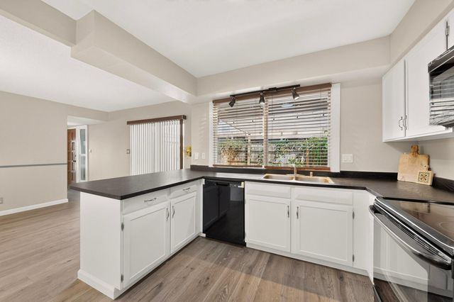 37 Calle Arroyo Seco NW, Albuquerque, NM 87120