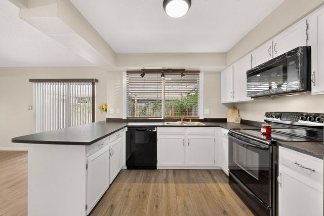 37 Calle Arroyo Seco NW, Albuquerque, NM 87120