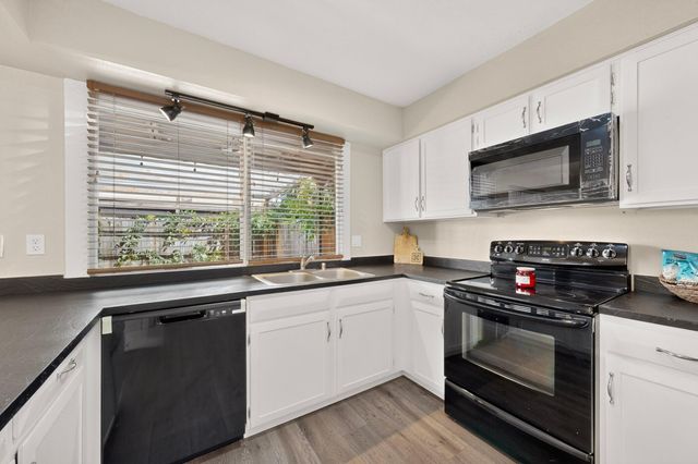37 Calle Arroyo Seco NW, Albuquerque, NM 87120