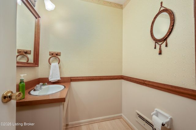 210 Dunbar Pl, Douglass Hills, KY 40243