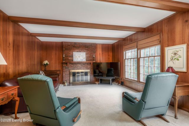 210 Dunbar Pl, Douglass Hills, KY 40243