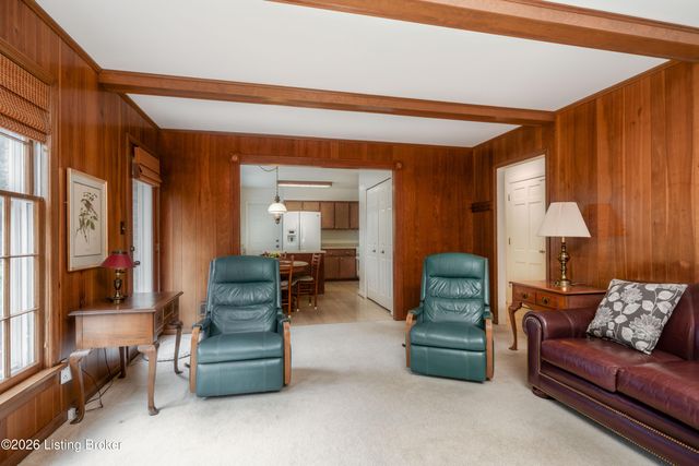210 Dunbar Pl, Douglass Hills, KY 40243