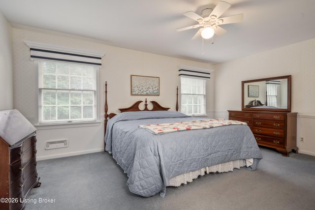210 Dunbar Pl, Douglass Hills, KY 40243