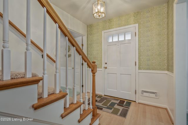 210 Dunbar Pl, Douglass Hills, KY 40243